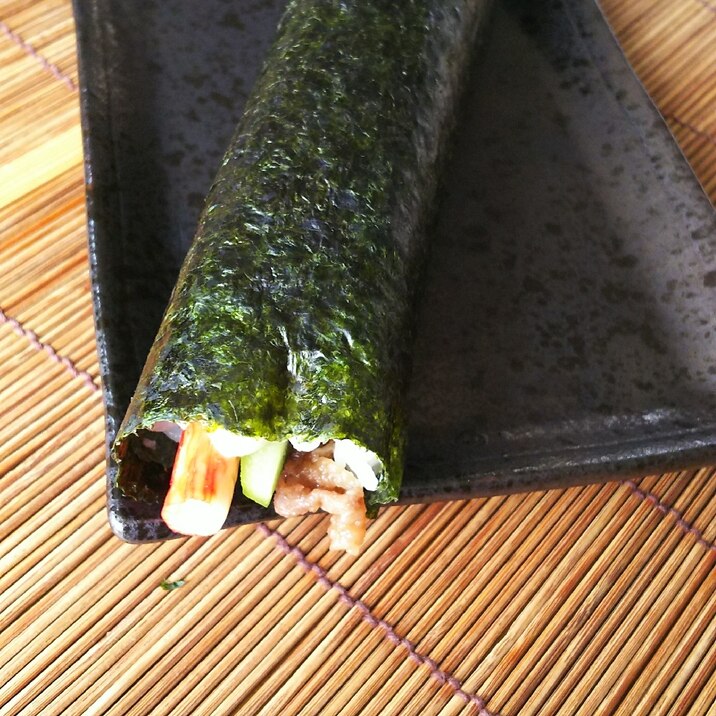 カニカマ、きゅうり、牛肉の巻き寿司